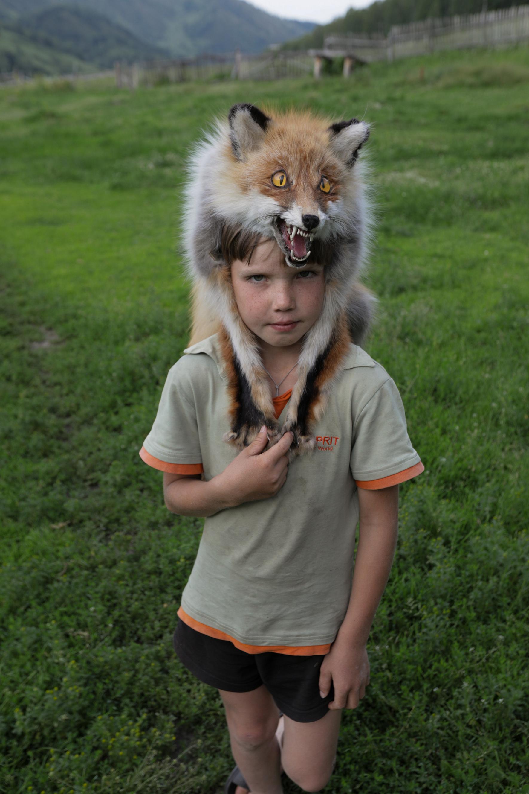Το παιδί με την (βαλσαμωμένη…) αλεπού έδωσε στην Αρεσίνα Ναντέζντα από τη Ρωσία, την πρόκριση στην τελική φάση για την κατηγορία Πορτρέτο