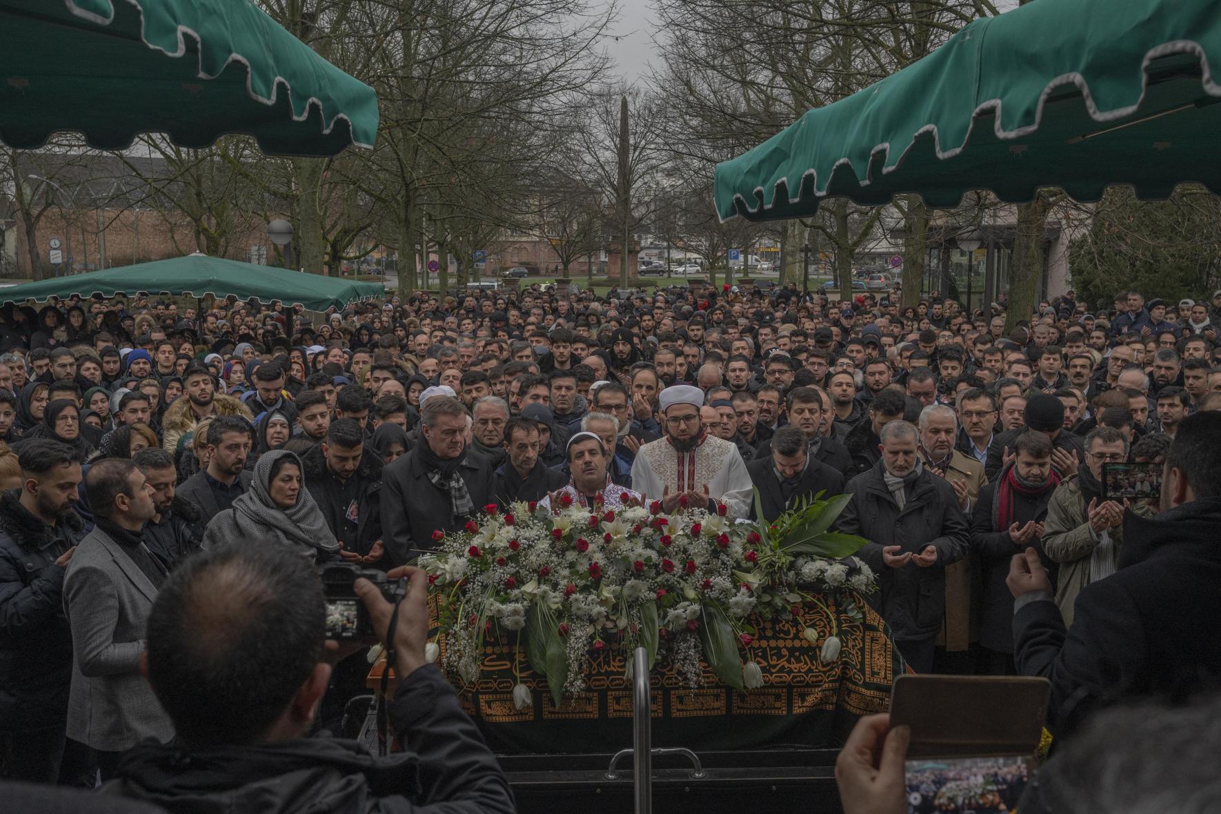 H κηδεία του Φερχάτ Ουνβάρ που δολοφονήθηκε στο Χάναου της Γερμανίας. Ο Φερχάτ ήταν ένας κοινωνικός νεαρός με πολλούς φίλους στην πόλη