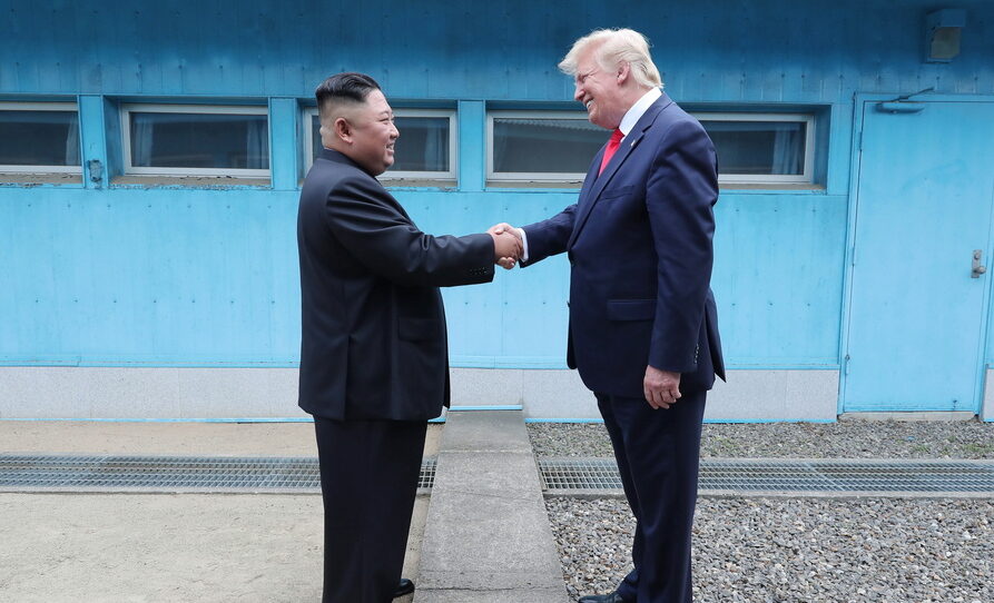 Ο Τραμπ πήρε σπίτι του τις «ερωτικές επιστολές» του Κιμ Γιονγκ Ουν