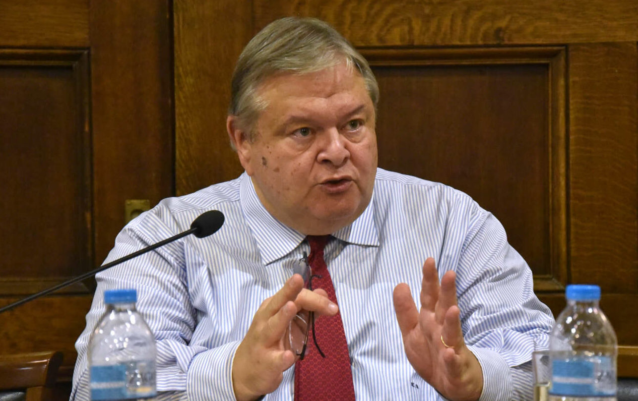 Βενιζέλος: Η κυβέρνηση λειτουργεί κομματικά με τη Novartis, αλλά θέλει το ΚΙΝΑΛ να συμπεριφέρεται θεσμικά