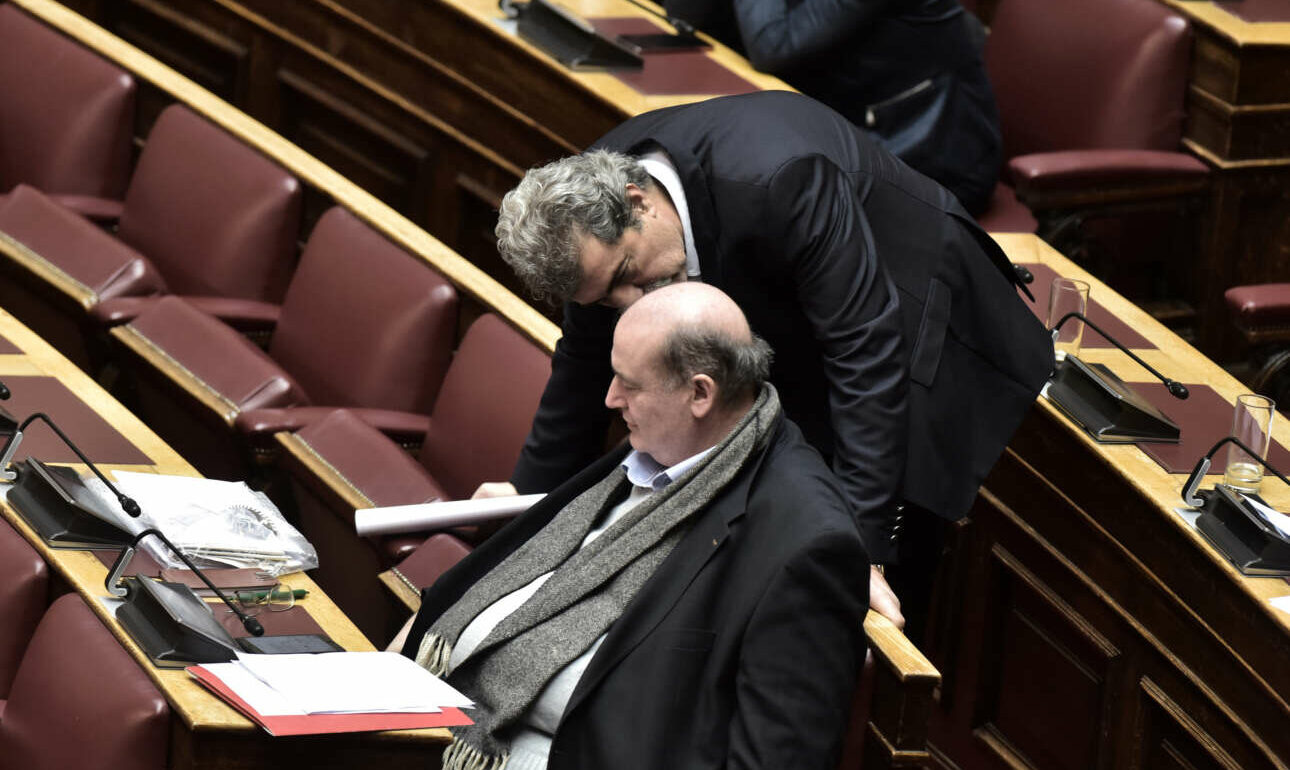 Ανω κάτω στον ΣΥΡΙΖΑ: 500 μέλη και στελέχη καταγγέλλουν bullying κατά του Φίλη – Ποιον φωτογραφίζουν