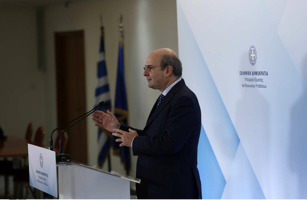 Χατζηδάκης: Ερχονται τομές και στην επαγγελματική ασφάλιση