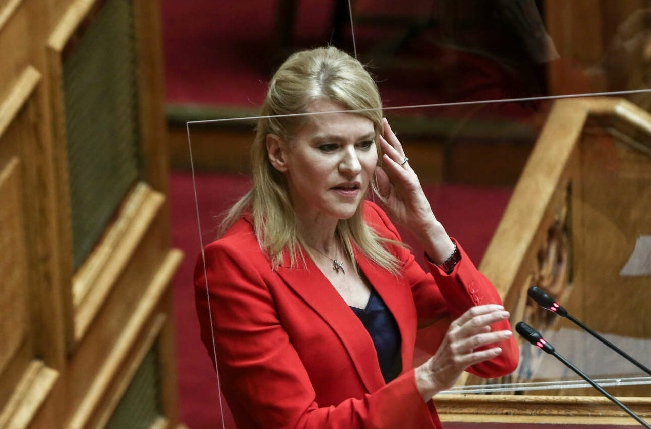 Οργή ΝΔ για τη σύγκριση των νεκρών της πανδημίας με αυτούς του Εμφυλίου από τη Θεοδώρα Τζάκρη