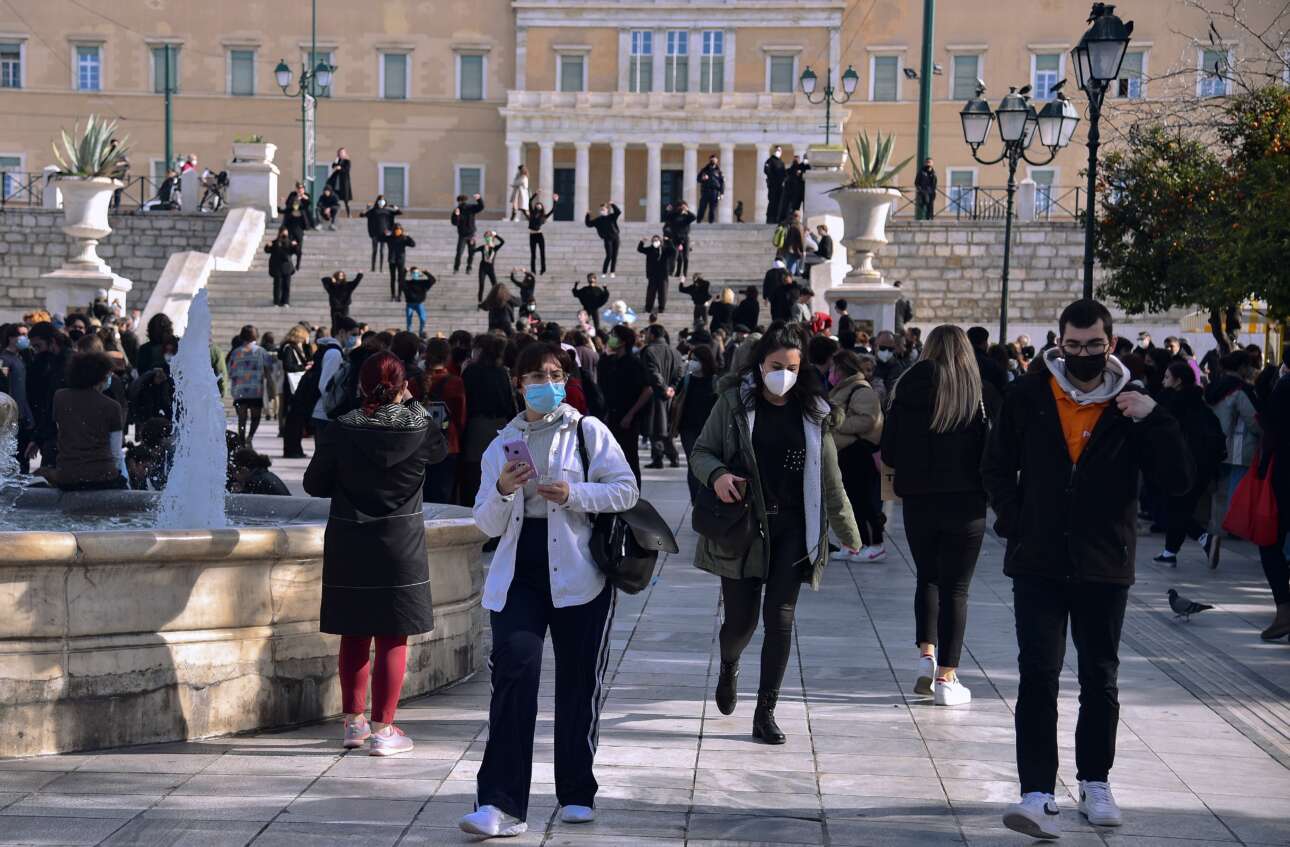 Προς κατάργηση της μάσκας στους εξωτερικούς χώρους – Ποια άλλα μέτρα φεύγουν σύντομα