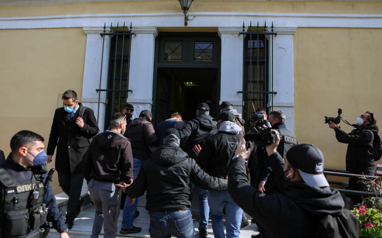 Εγκλημα στην Κυψέλη: Με αποδοκιμασίες στην ανακρίτρια το αντρόγυνο που σκότωσε του 7χρονο Ανδρέα