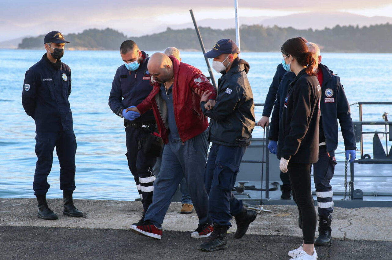 Δύο εγκλωβισμένοι στο γκαράζ του φλεγόμενου «Euroferry Olympia»