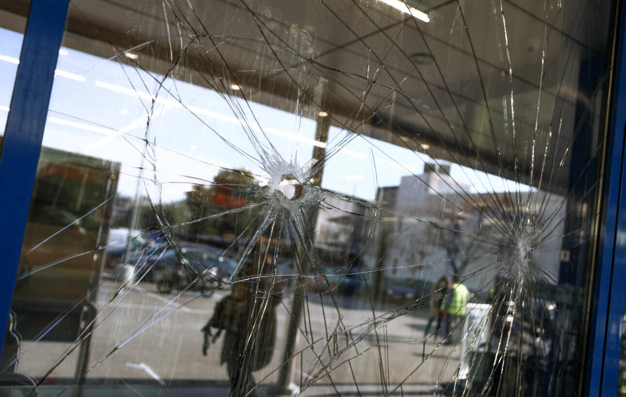 Οι αυτόκλητοι τιμωροί του «Ρουβίκωνα» έσπασαν το Lidl στο Ιλιον