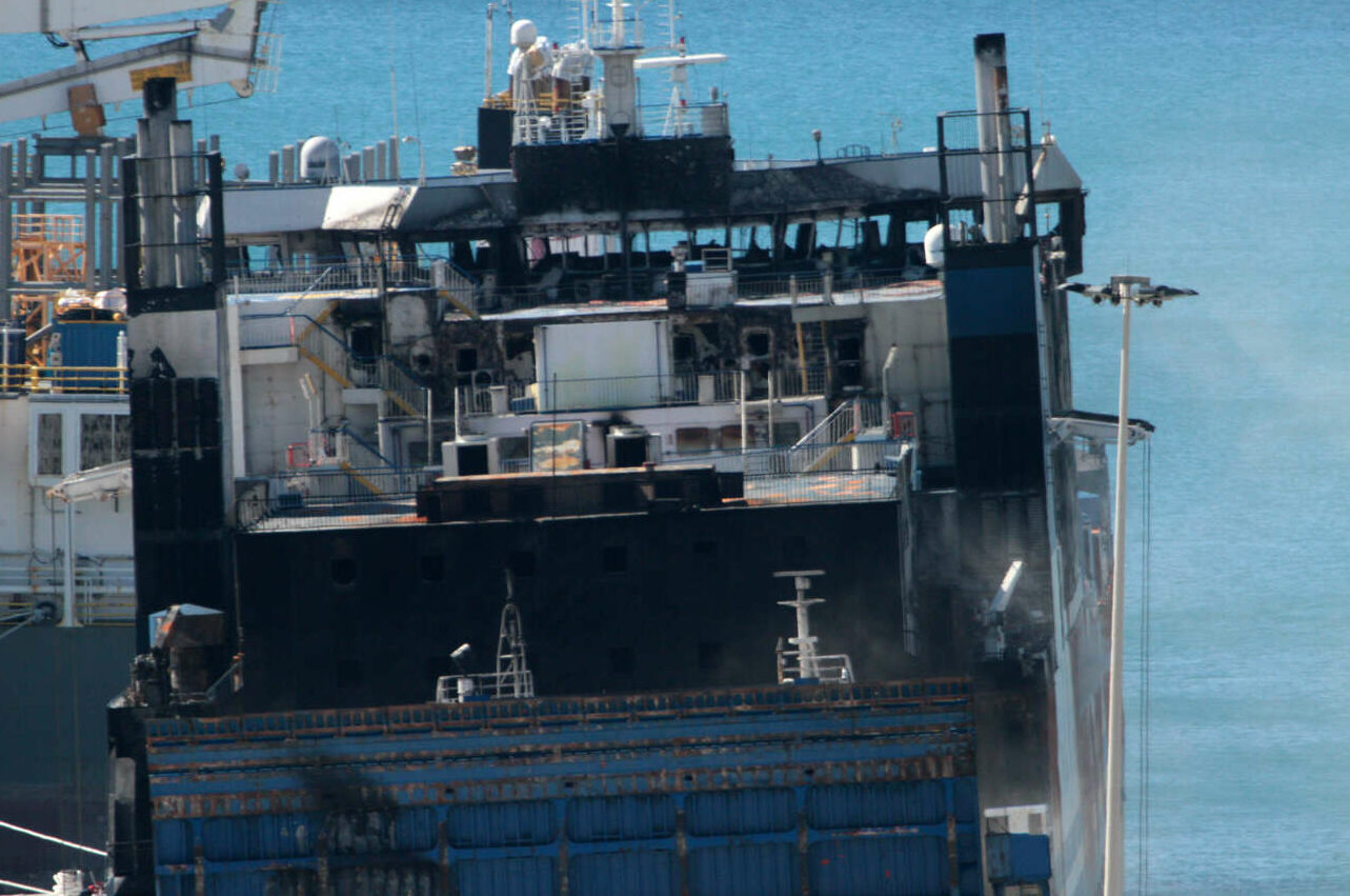 Εβγαλαν άλλη μία σορό από τα γκαράζ του «Euroferry Olympia» – Στους έξι οι νεκροί