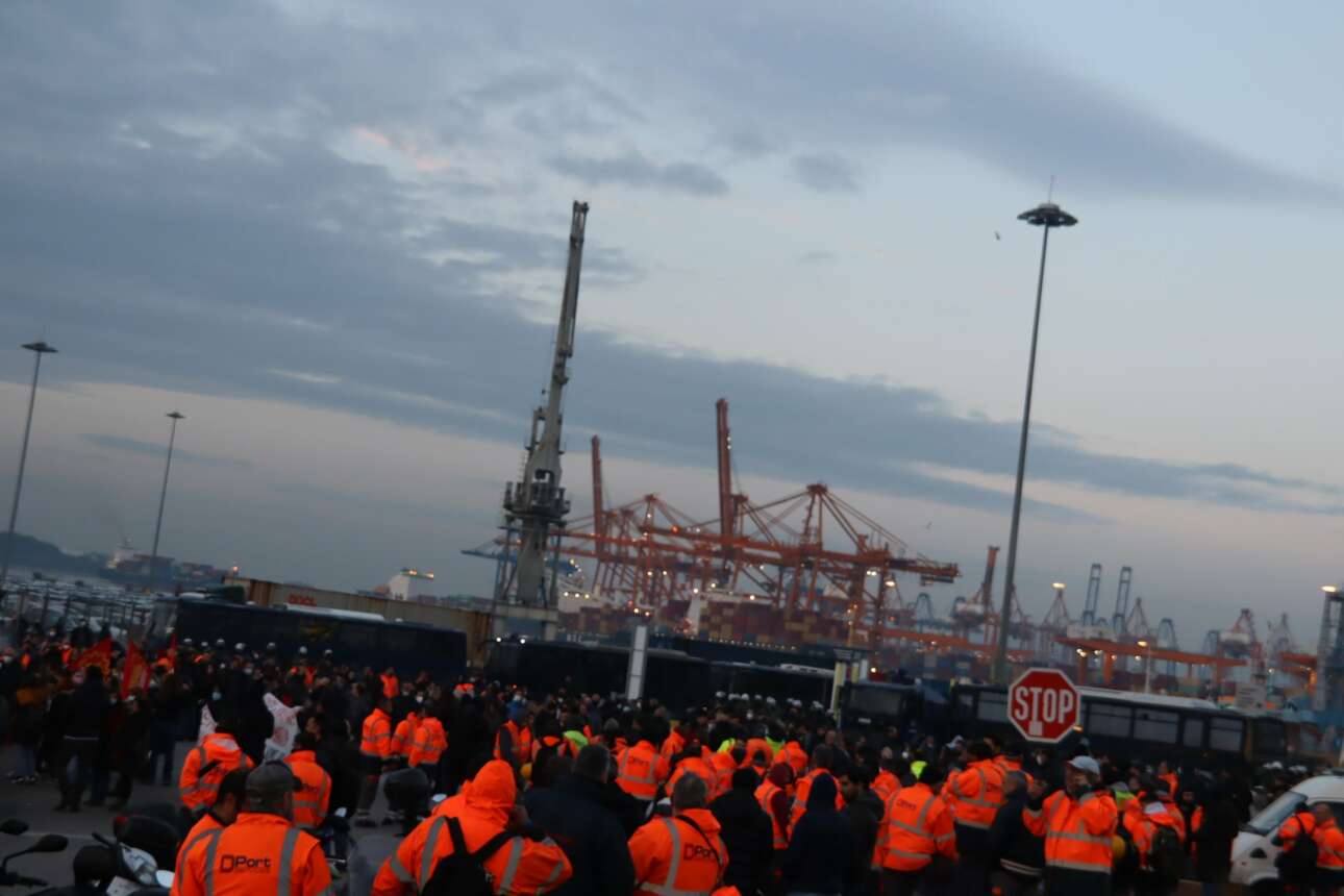 Αναστάτωση ξανά στον Πειραιά – Απεργούν στις προβλήτες της Cosco