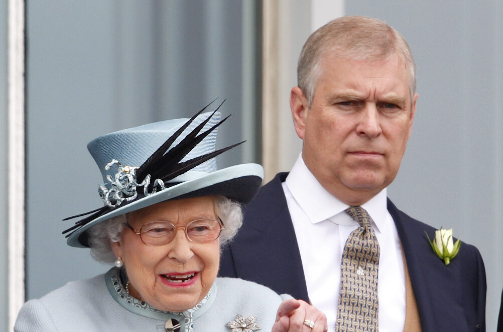 Η Ελισάβετ πλήρωσε για να βγάλει λάδι τον πρίγκιπα Αντριου