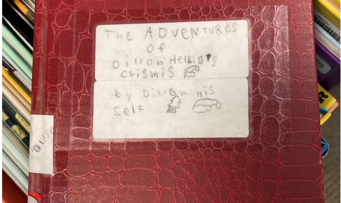 Ενας οκτάχρονος κατακτά το κοινό με το χειρoποίητο βιβλίο του