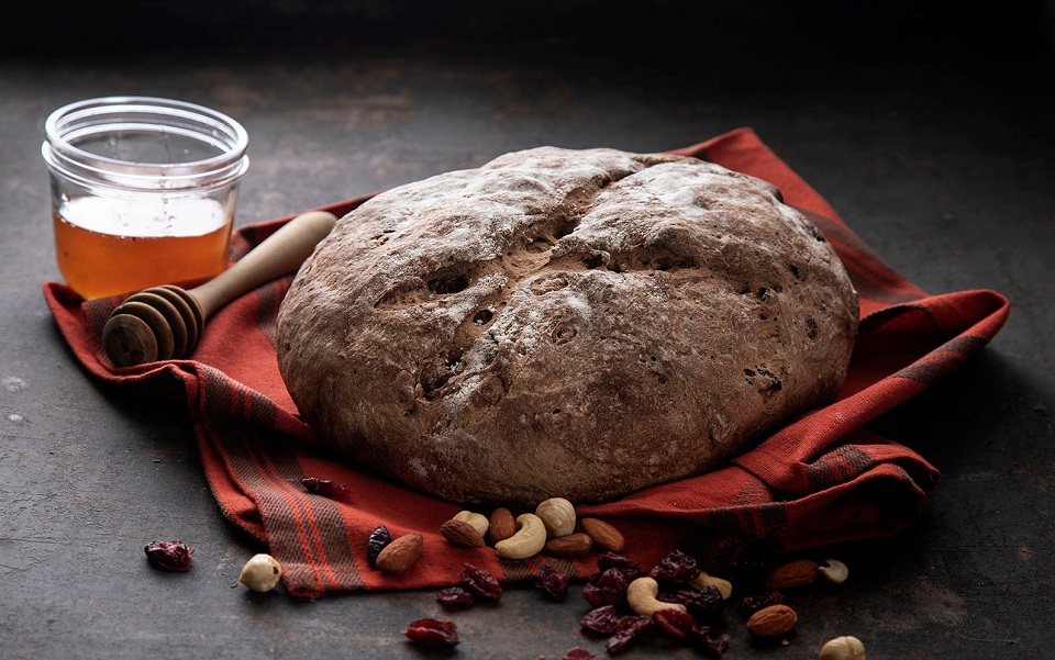 Γλυκό ψωμί με χαρουπάλευρο και ξηρούς καρπούς