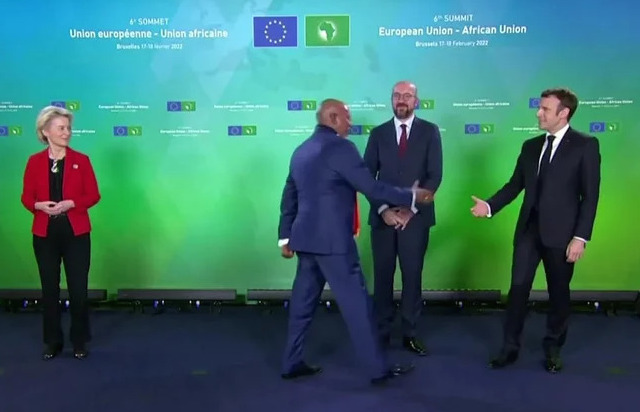 Sofa-gate η επιστροφή: Υπουργός αγνόησε την Ούρσουλα φον ντερ Λάιεν