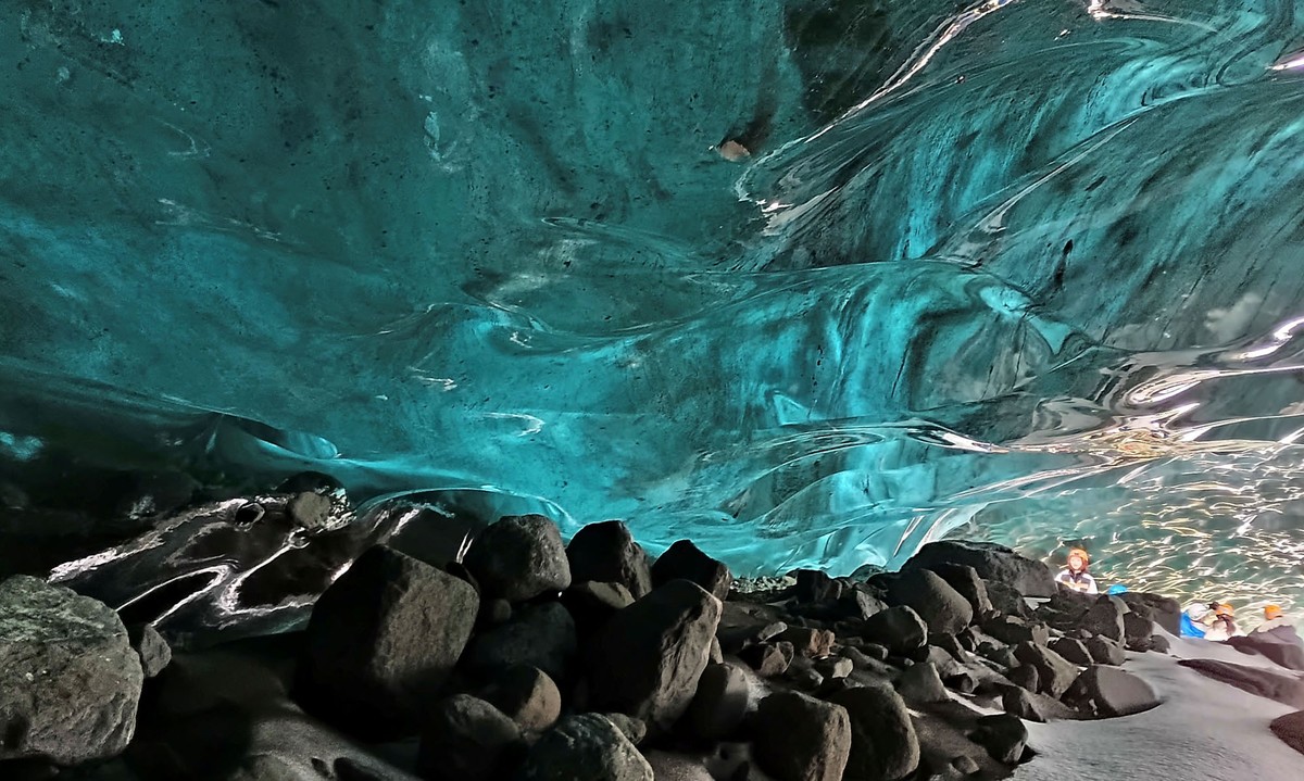 Αποψη από το εσωτερικό μιας σπηλιάς πάγου στη λιμνοθάλασσα του παγετώνα Γιουκουλσαρλόν στις 17 Φεβρουαρίου 2022 