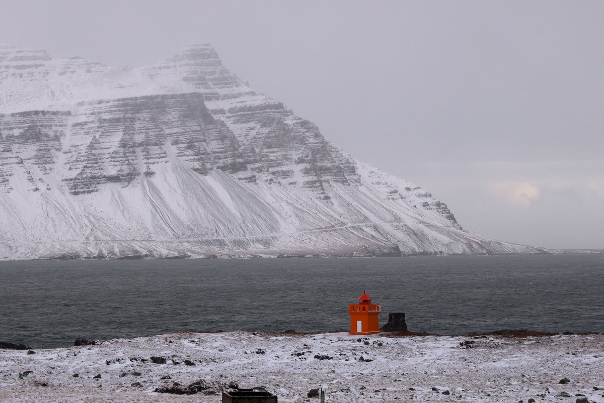 Ένας φάρος κοντά στο Χεφν, στην ανατολική ακτή της Ισλανδίας, φωτογραφισμένος στις 16 Φεβρουαρίου 2022