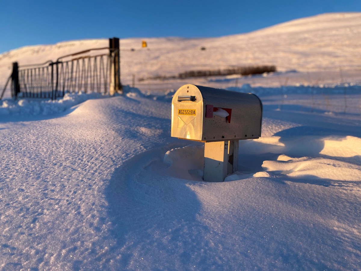 Ένα γραμματοκιβώτιο βυθισμένο στο χιόνι στο Βατσνεσβεγούρ, στις 13 Φεβρουαρίου 2022