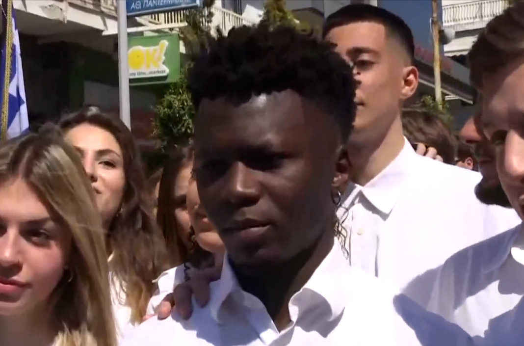 Κύμα αλληλεγγύης για τον αριστούχο Σαϊντού Καμαρά που παρέλασε στον Αγιο Δημήτριο