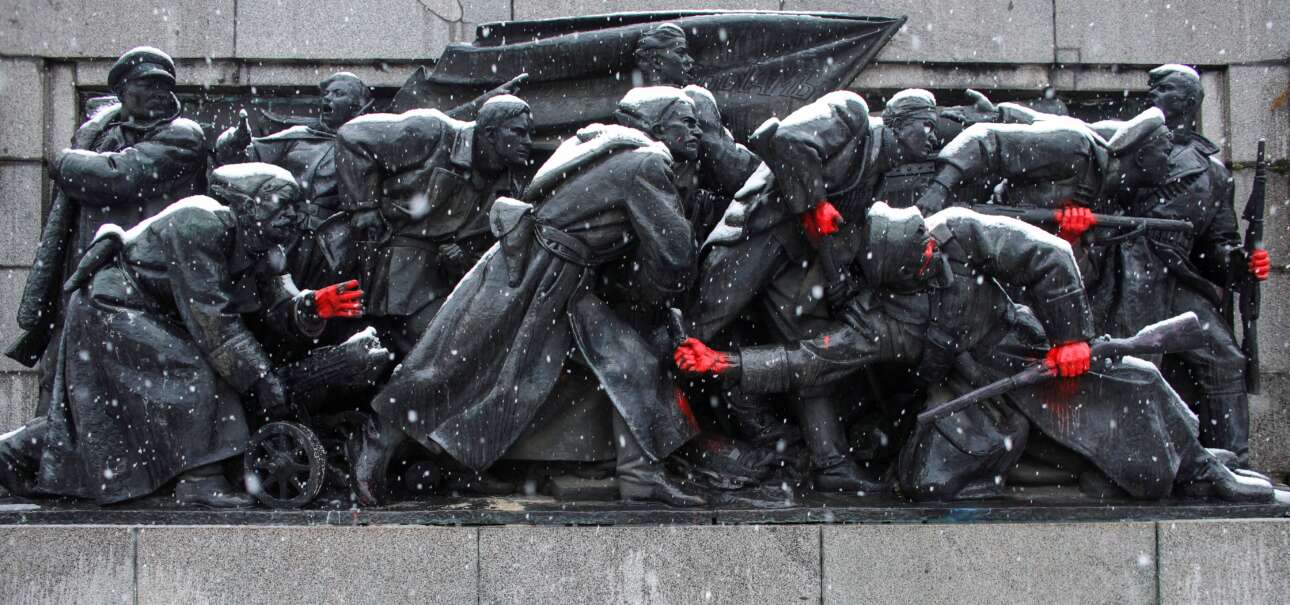 Αγνωστοι στη Σόφια έβαψαν κόκκινα («αιμάτινα») τα χέρια των σοβιετικών φαντάρων στο μνημείο που στήθηκε εκεί για να μην ξεχάσουν οι Βούλγαροι την τεράστια συμβολή του Κόκκινου Στρατού στην ήττα του ναζισμού