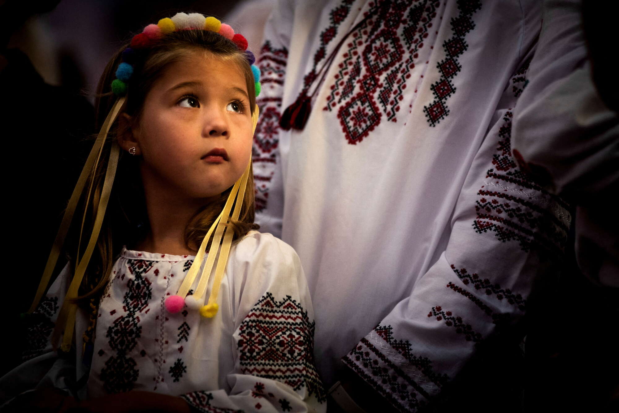 Στη μακρινή για εμάς, του παλαιού Κόσμου, Αργεντινή, ένα κορίτσι από την ουκρανική παροικία συμμετέχει στη λειτουργία για την πατρίδα που πιθανότατα δεν γνώρισε ποτέ 