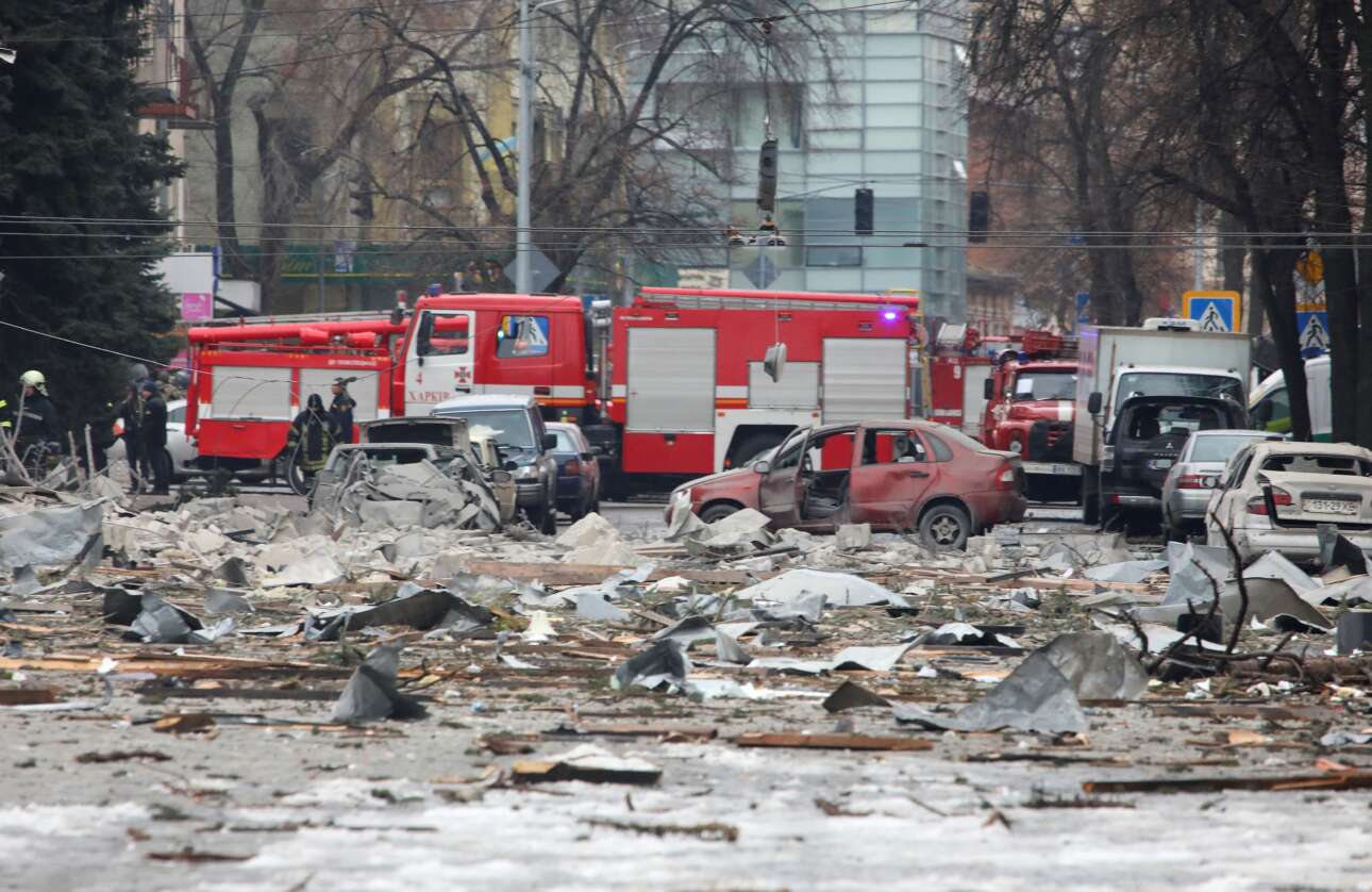 Αυτό το καρέ από το Χάρκοβο δείχνει καταστροφές στη γειτονιά όπου βρισκόταν η ντόπια περιφερειακή διοίκηση – την 1η Μαρτίου οι Ρώσοι έπληξαν το συγκεκριμένο κρατικό κτίριο (και όχι μόνο...) με πυραύλους