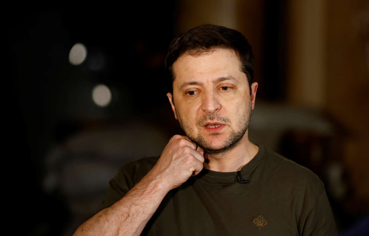 Ανάλυση: Ο Ζελένσκι στις συμπληγάδες μιας κρίσιμης απόφασης για τον ίδιο και τη χώρα του