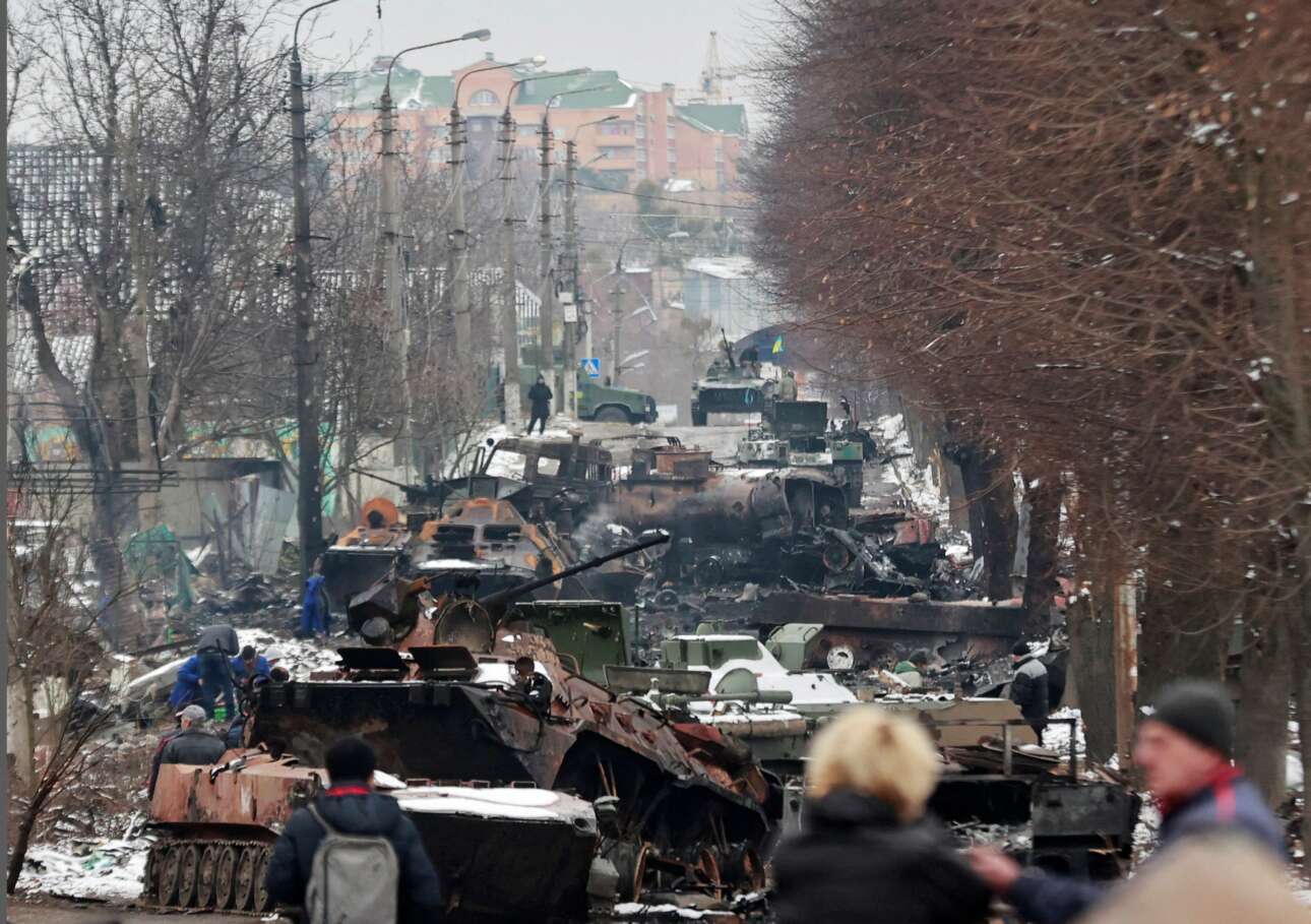 Κατεστραμμένα ρωσικά ερπυστριοφόρα και άλλα πολεμικά οχήματα σε δρόμο ενός βορειοδυτικού προαστίου του Κιέβου ονόματι Μπούτσα