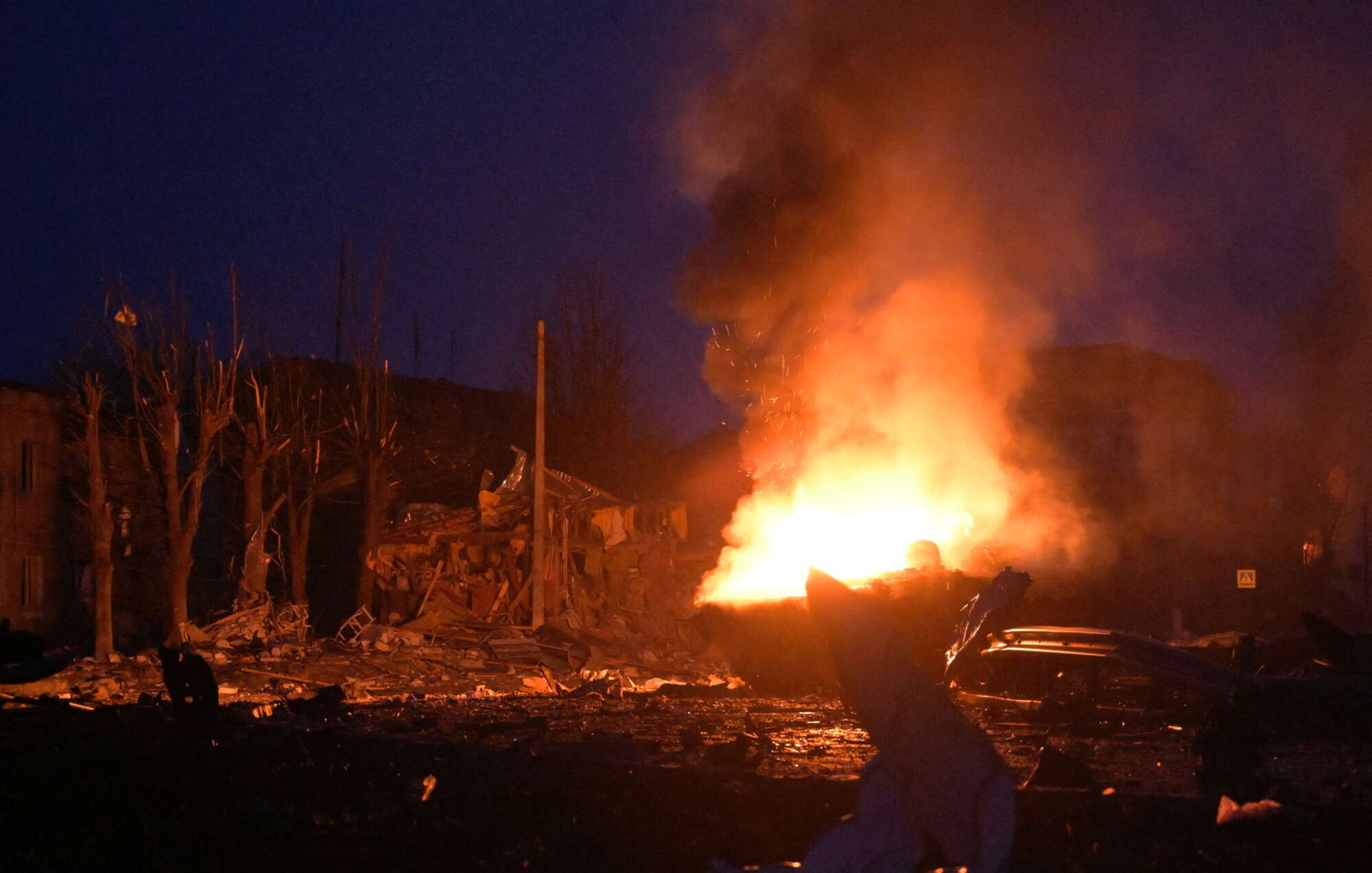 Ρωσικό τεθωρακισμένο καίγεται στην περιοχή της Μποροντιάνκα, στα προάστια του Κιέβου. Η στρατιωτική υπεροχή των επιτιθεμένων δεν αρκεί για να λυγίσουν την ουκρανική άμυνα
