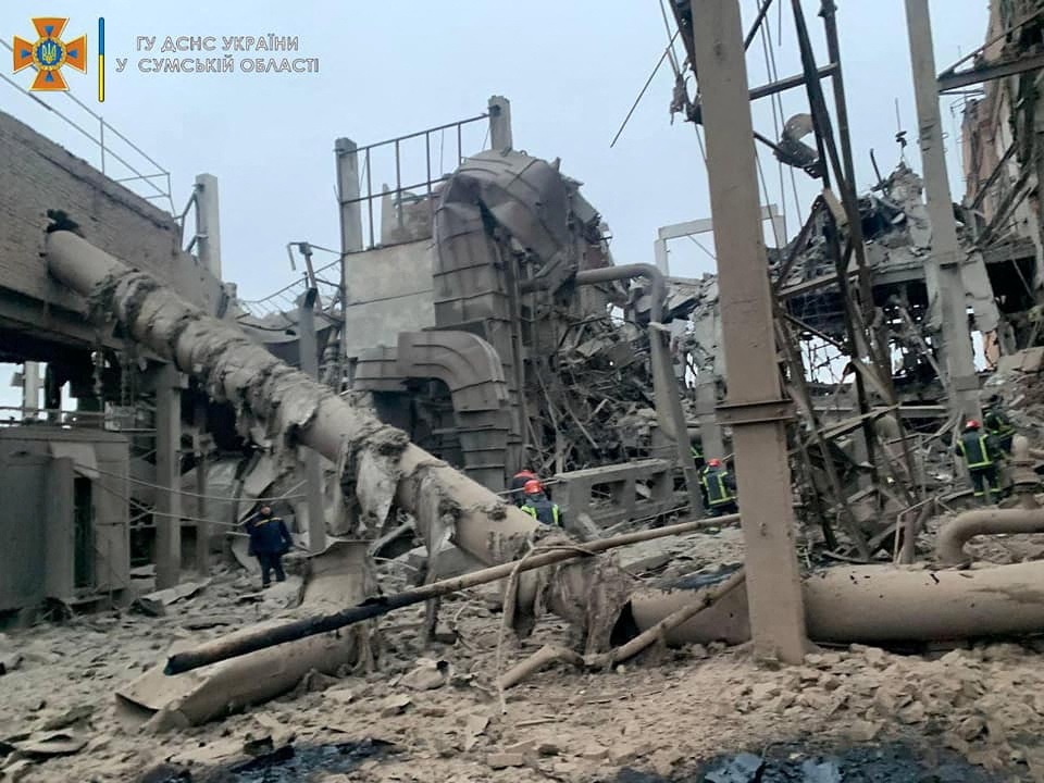 Φωτογραφία που έδωσε στα media το ουκρανικό κράτος στις 4 Μαρτίου: δείχνει κατεστραμμένο τον θερμοηλεκτρικό σταθμό της πόλης Οχτίρκα – είχαν προηγηθεί ρωσικοί βομβαρδισμοί 