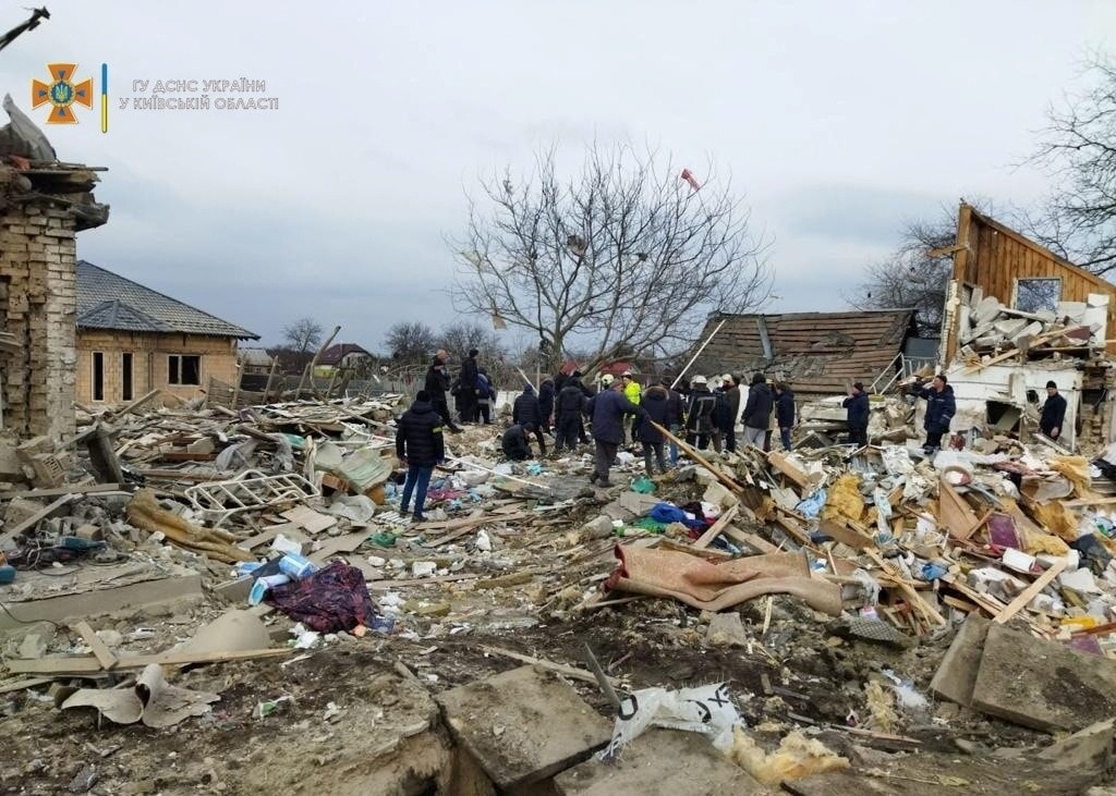 Και δεύτερη φωτογραφία προερχόμενη από τις ουκρανικές αρχές: όπως λέει η λεζάντα που τη συνοδεύει, εικονίζονται διασώστες και κάτοικοι ενός χωριού κοντά στο Κίεβο, το οποίο επλήγη από ρωσικούς βομβαρδισμούς  