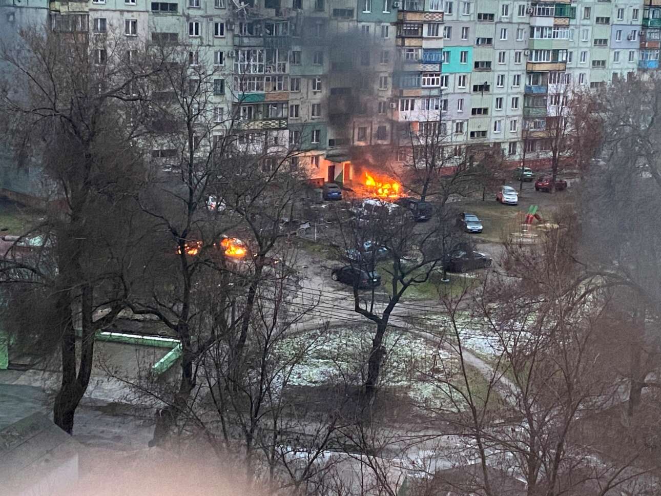 Πυρκαγιά ξέσπασε σε κατοικημένη περιοχή της Μαριούπολης στις 3 Μαρτίου ύστερα από ρωσικούς βομβαρδισμού – πρόκειται για φωτογραφία που κυκλοφόρησε στα σόσιαλ μίντια