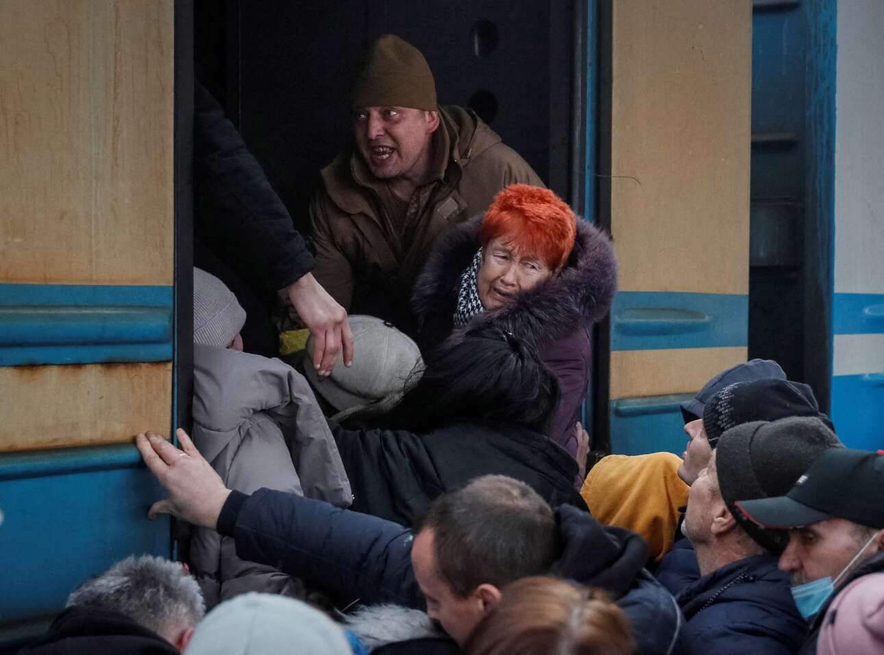 Σκηνή δραματικής επιβίβασης στο τρένο διαφυγής από το Κίεβο, το οποίο ταξίδεψε στην Πολωνία 