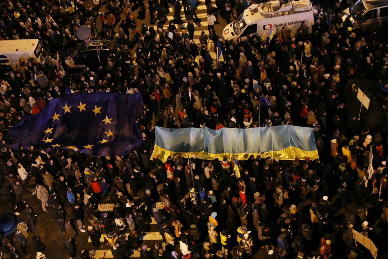 Μεγάλη διαδήλωση ειρηνιστών έγινε και στην Πράγα στις 4 Μαρτίου: το πλήθος κρατούσε τεράστιες σημαίες της Ουκρανίας και της Ευρωπαϊκής Ενωσης. Στη συλλογική μνήμη των Τσέχων, άλλωστε, υπάρχουν ακόμα αναμνήσεις από την Ανοιξη της Πράγας... 