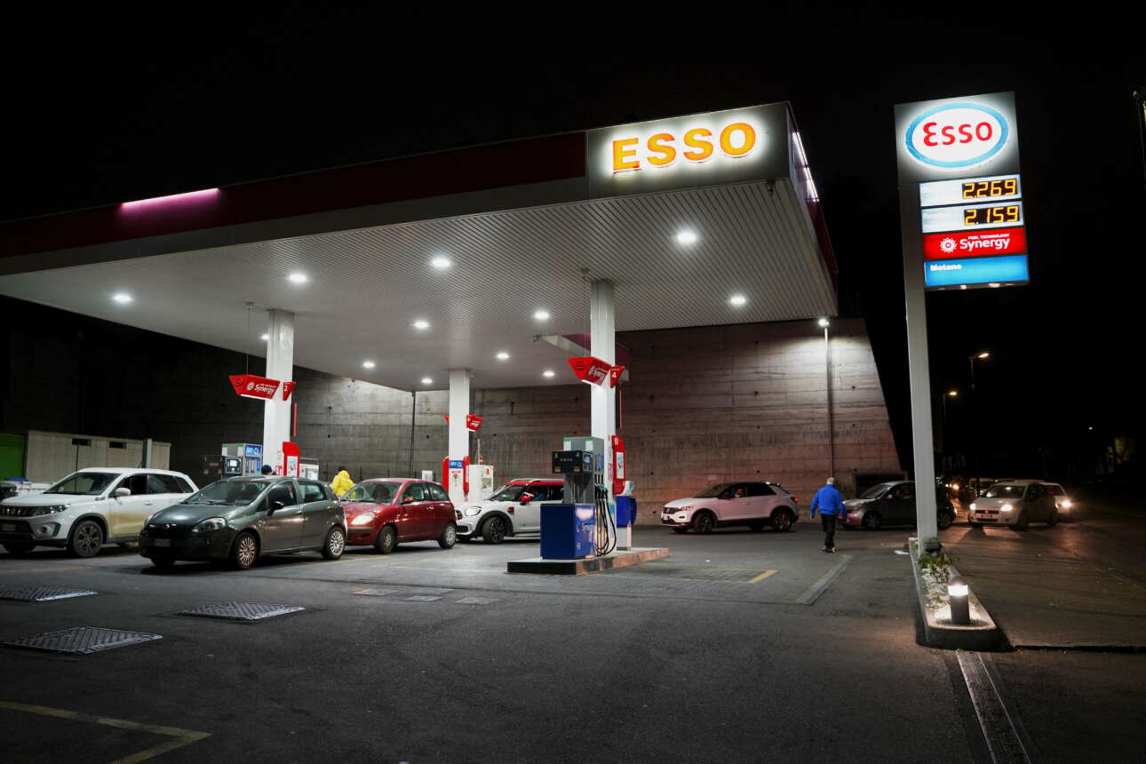 Μείωση φόρων στα καύσιμα αναγγέλλει η κυβέρνηση Ντράγκι