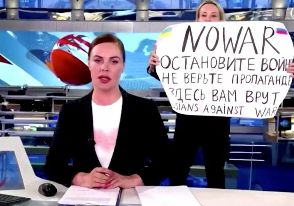 Ρωσία: Ηρωική διαμαρτυρία στις ειδήσεις του κρατικού καναλιού με αντιπολεμικό μήνυμα