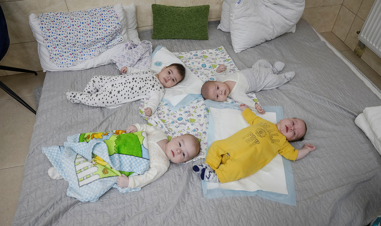 Τα εγκλωβισμένα «παρένθετα» μωρά της Ουκρανίας