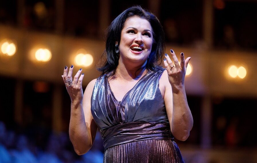 Και η σοπράνο Αννα Νετρέμπκο πήρε αποστάσεις από τον Πούτιν