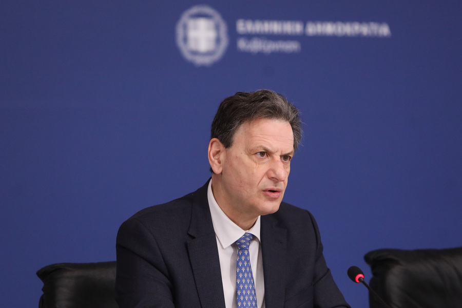 Σκυλακάκης: Πώς θα πάρετε το επίδομα για τη βενζίνη