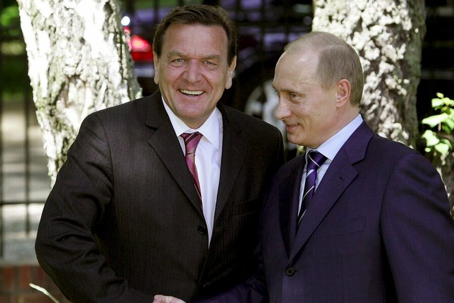 Στη Μόσχα για να μεσολαβήσει στον Πούτιν για ειρήνη ο Σρέντερ – ενώ η σύζυγός του προκαλεί