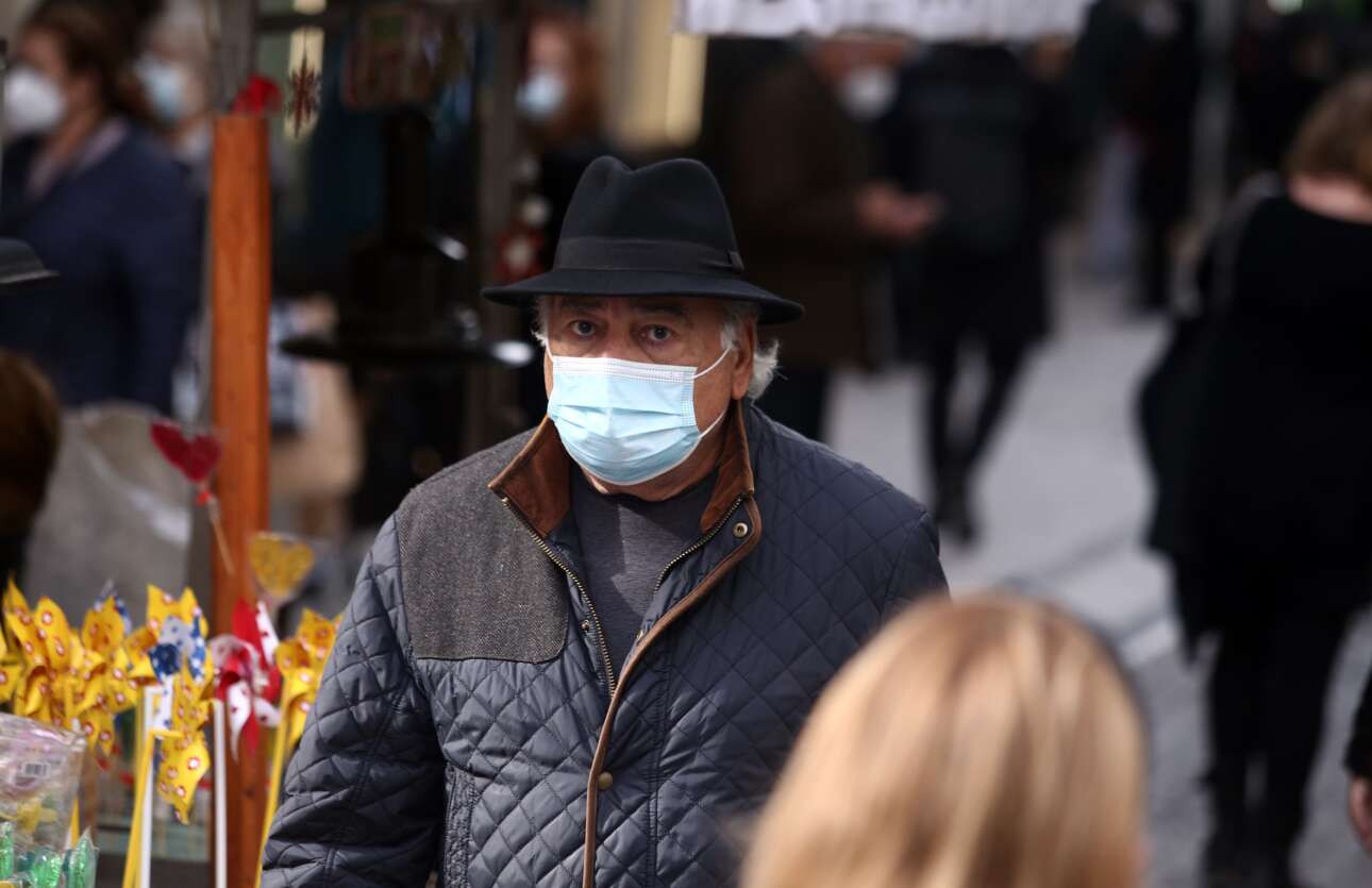 Χωρίς μάσκα σε εξωτερικούς χώρους – Στο 100% η πληρότητα στα μέσα μεταφοράς