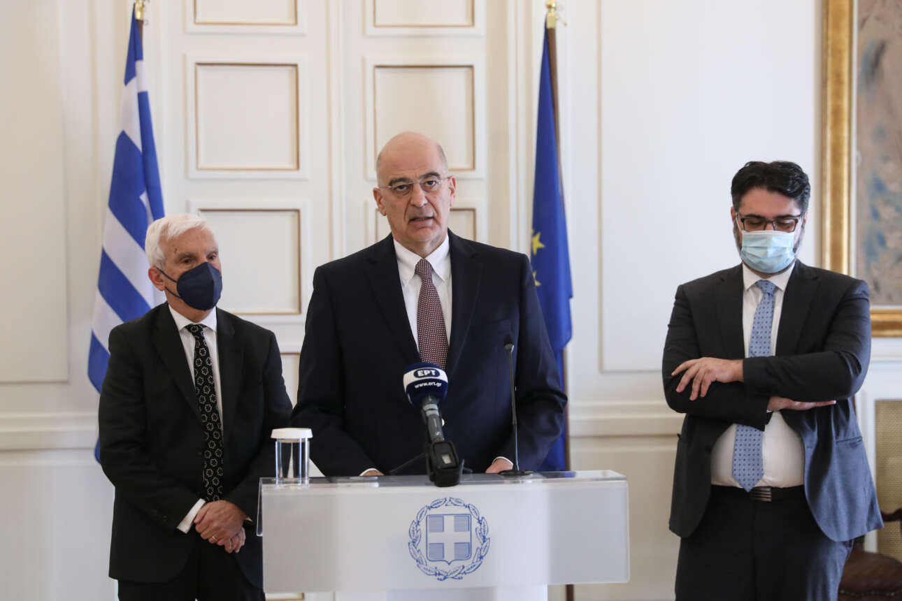 Συνεχίζει τις επαφές για την «Επιχείρηση Μαριούπολη» ο Νίκος Δένδιας