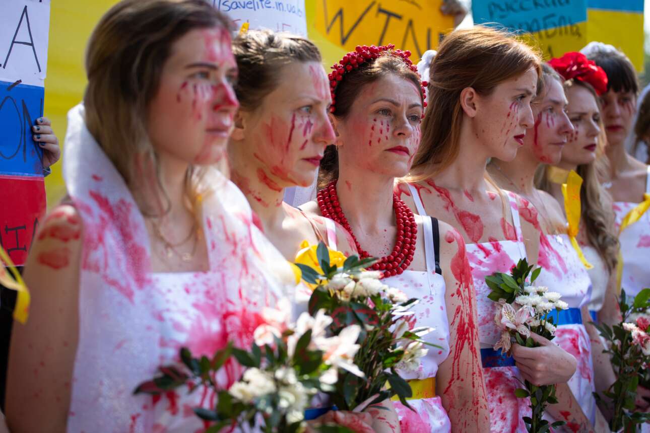 Ουκρανές ντυμένες ματωμένες νύφες συγκεντρώθηκαν έξω από την πρεσβεία της Ρωσίας στην Πόλη του Μεξικού και διαμαρτυρήθηκαν για τη ρωσική επίθεση στην πατρίδα τους 