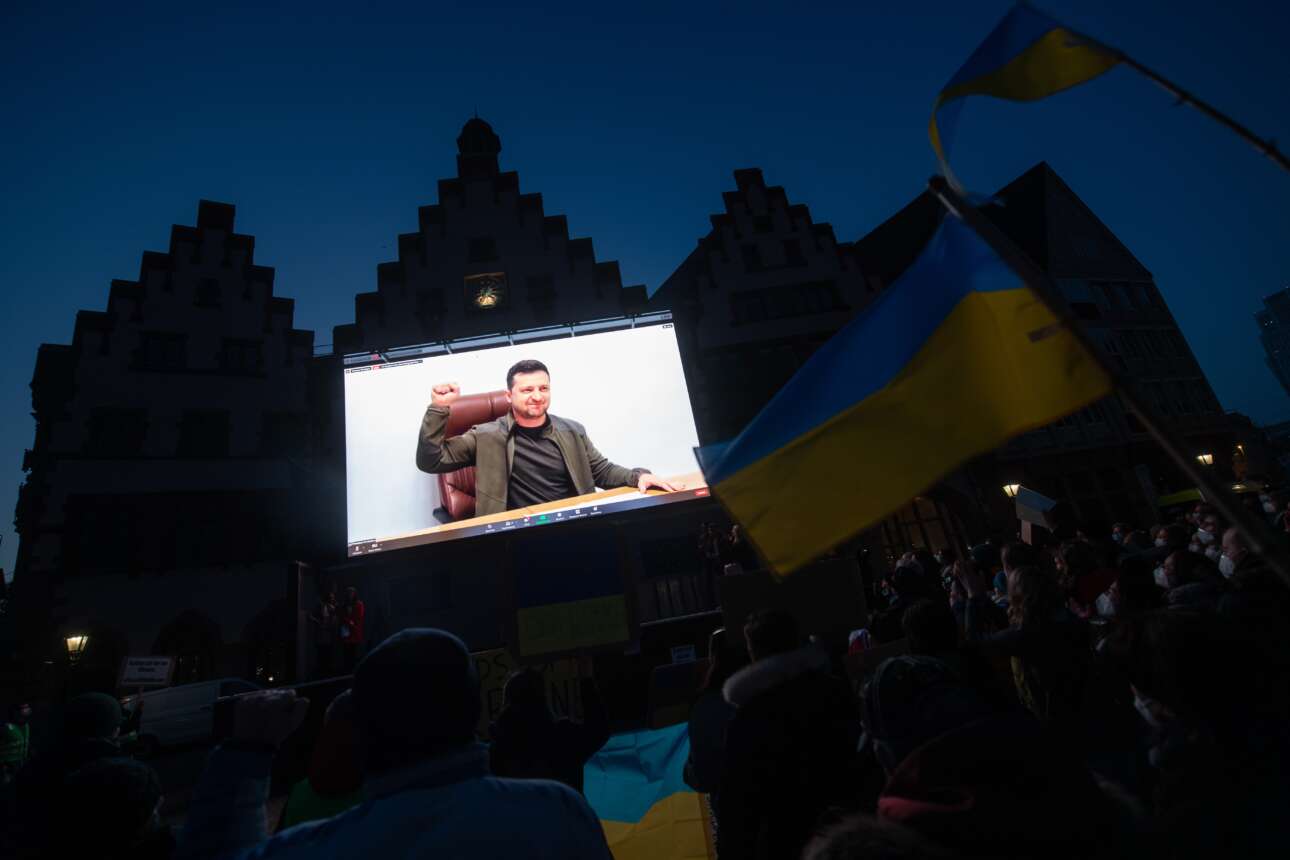 Στις 4 Μαρτίου στην Εσση της Γερμανίας και σε διαδήλωση ειρηνιστών της οργάνωσης Europa Union Frankfurt μίλησε μέσω livestreaming ο ουκρανός πρόεδρος Βολοντίμιρ Ζελένσκι – η συγκεκριμένη ΜΚΟ, ευρωπαϊκής ιδεολογίας, έχει σύνθημά της τη φράση «είμαστε ενωμένοι στη διαφορετικότητα»