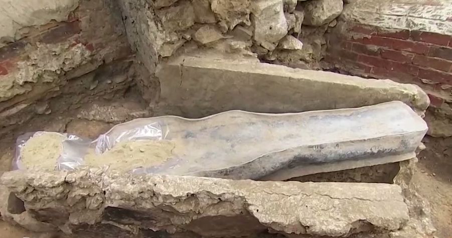 Σαρκοφάγος και τάφοι βρέθηκαν κάτω από την Νοτρ Νταμ