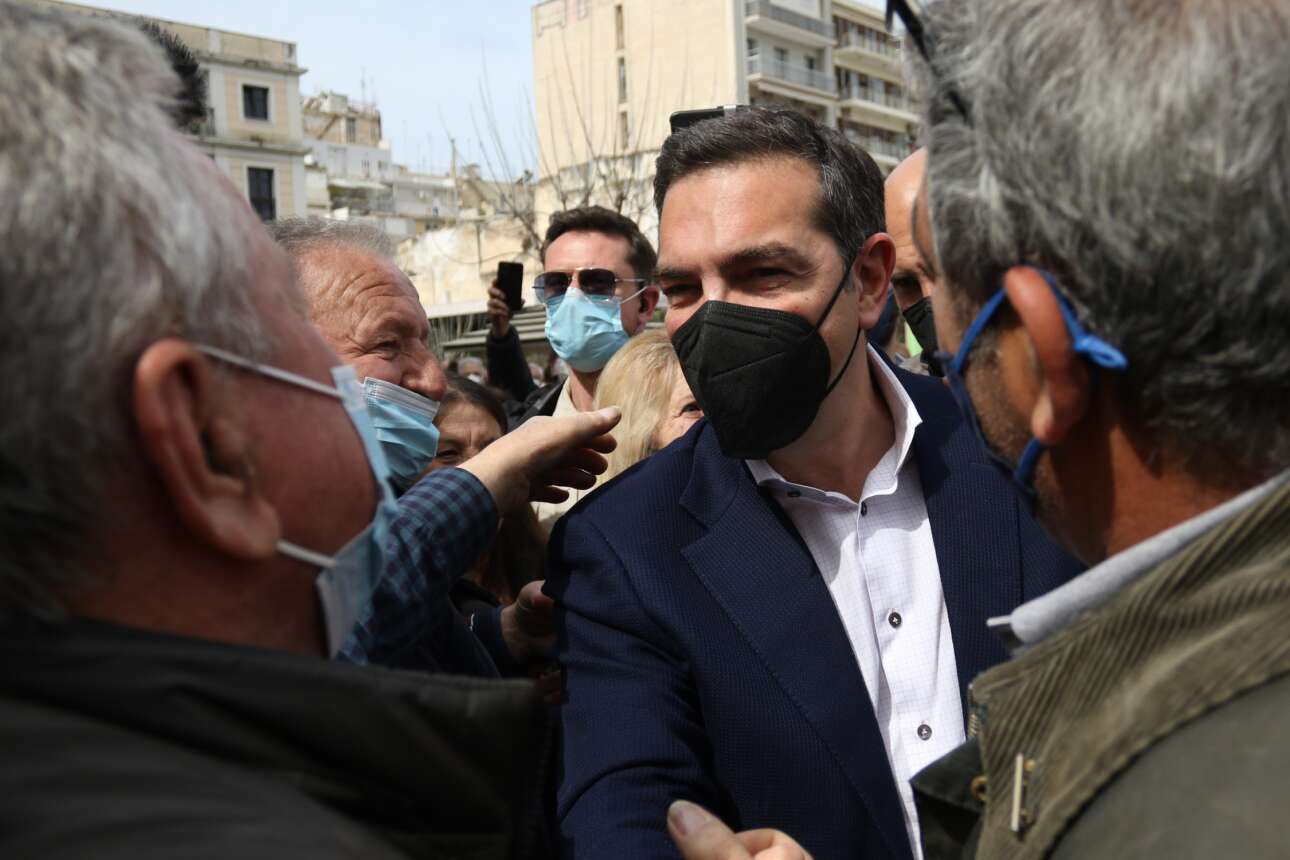 O Τσίπρας «αντιγράφει» Γιώργο Παπανδρέου στην Πάτρα: «Αν δεν αλλάξουμε, θα βουλιάξουμε»