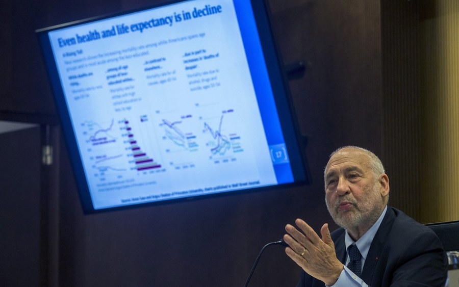 Νομπελίστες οικονομολόγοι ζητούν από την G20 να «ξετρυπώσει» τα λεφτά των ρώσων ολιγαρχών