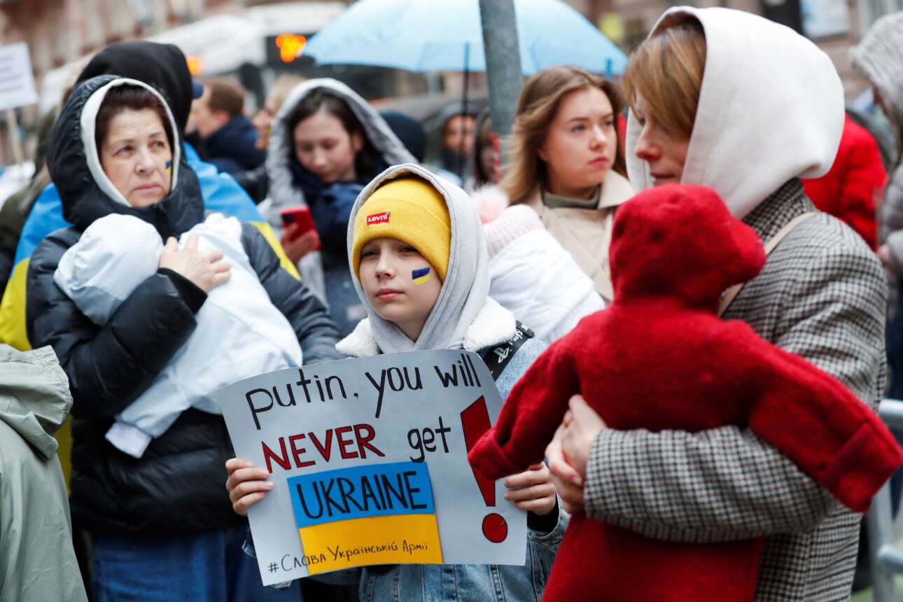 Μάνες του πολέμου: μία Ουκρανή και μία Ρωσίδα στα όρια της απελπισίας