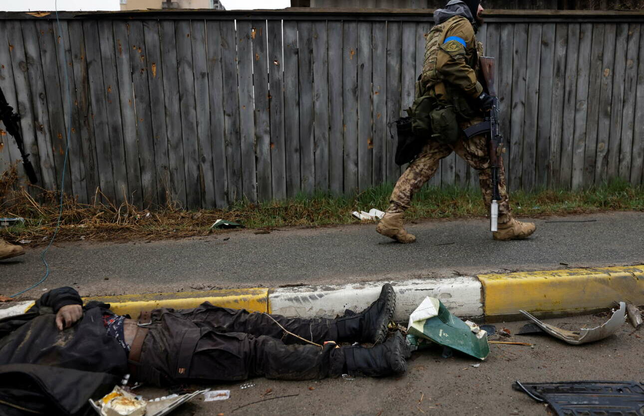 Φρίκη: Οι Ρώσοι αποχωρώντας παγιδεύουν με εκρηκτικά τα πτώματα στους δρόμους