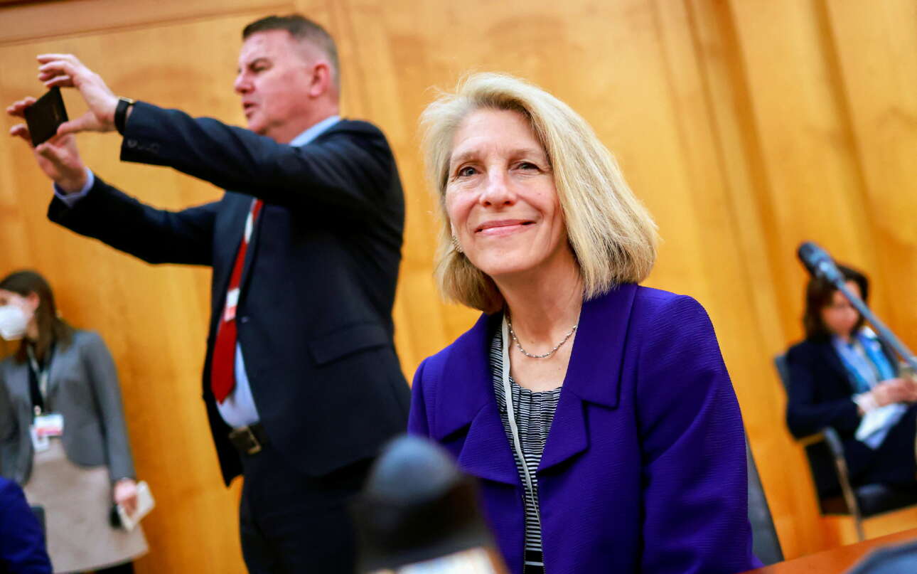 Η Κάρεν Ντόνφριντ προσπαθεί να αναχαιτίσει τη ρωσική επιρροή στο Βελιγράδι