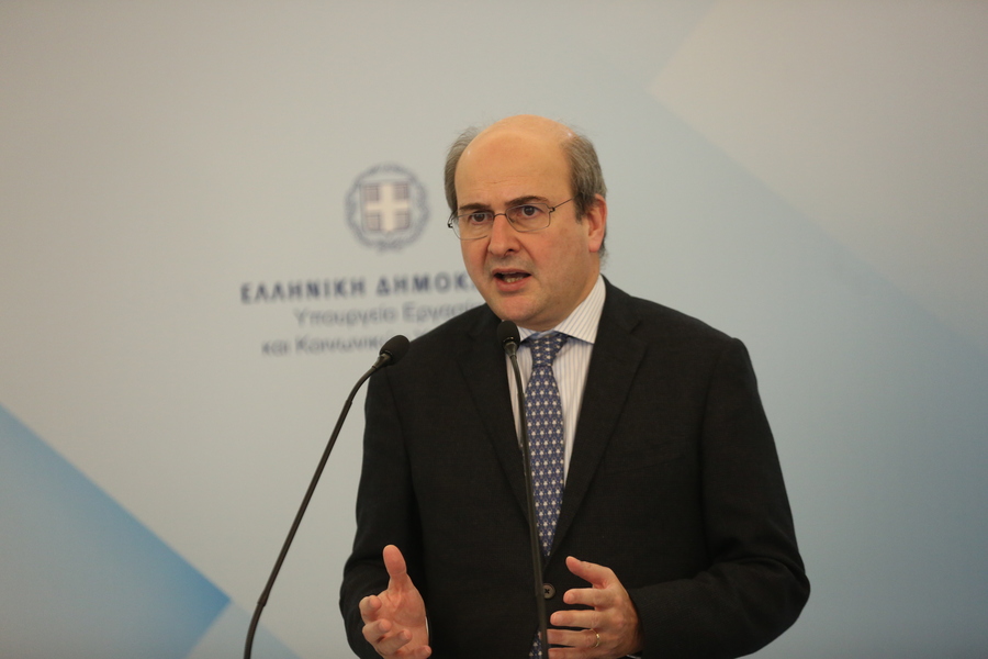 Χατζηδάκης: Γιατί επιλέξαμε την μεγαλύτερη αύξηση στον κατώτατο μισθό