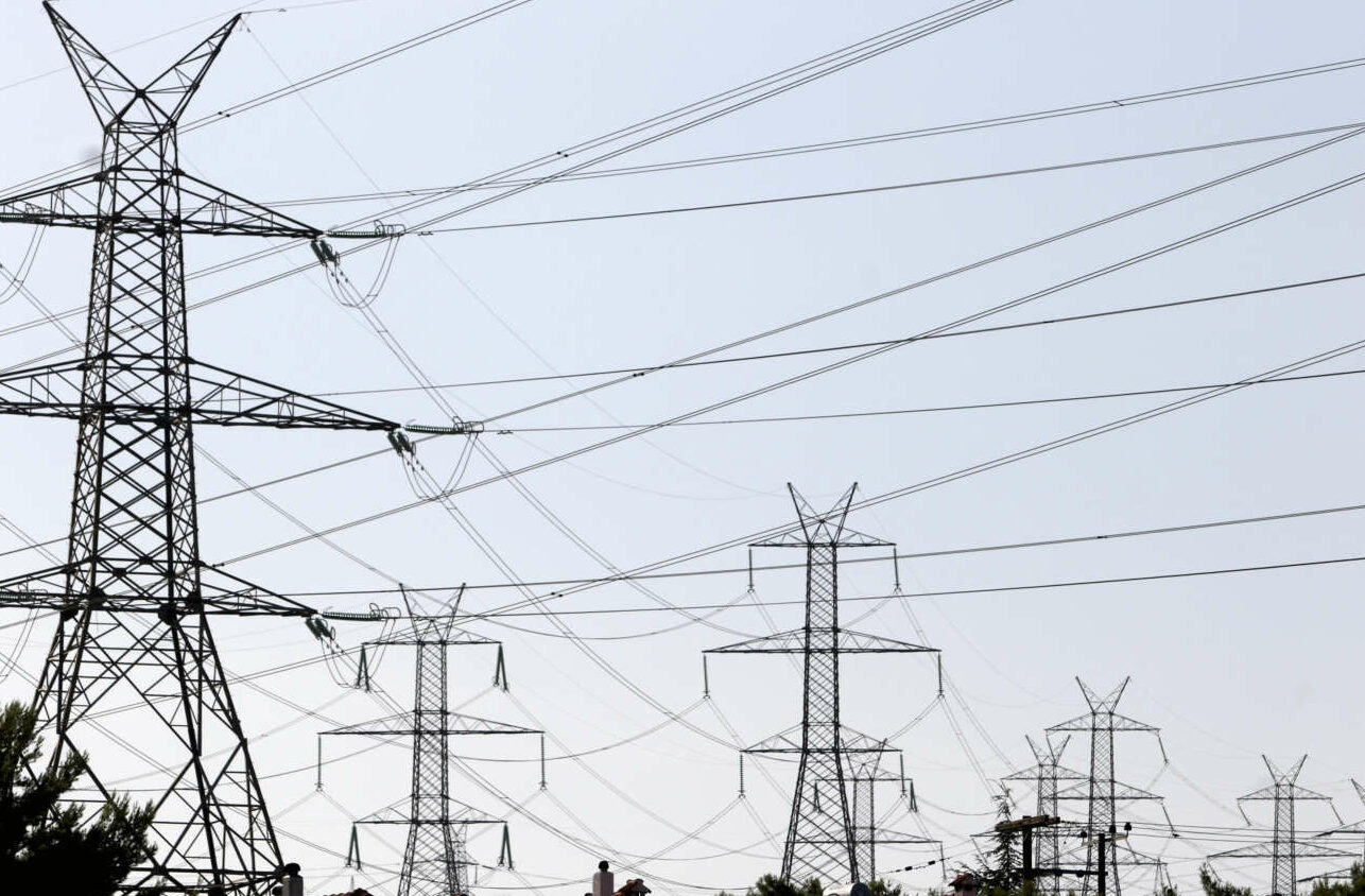 Οι τέσσερις επιλογές του Μαξίμου για την αντιμετώπιση της ακρίβειας στο ρεύμα